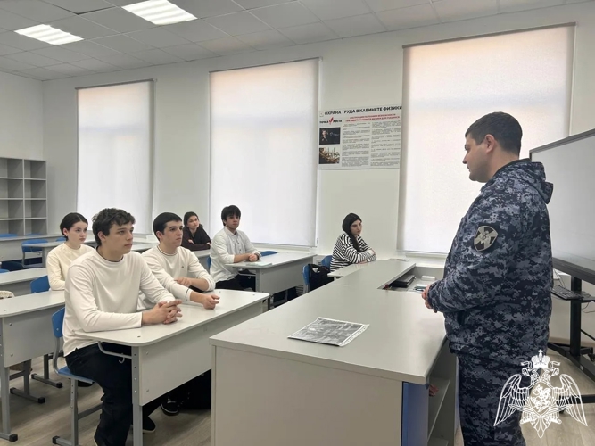 В Карачаево-Черкесии росгвардейцы провели профориентационную встречу со школьниками