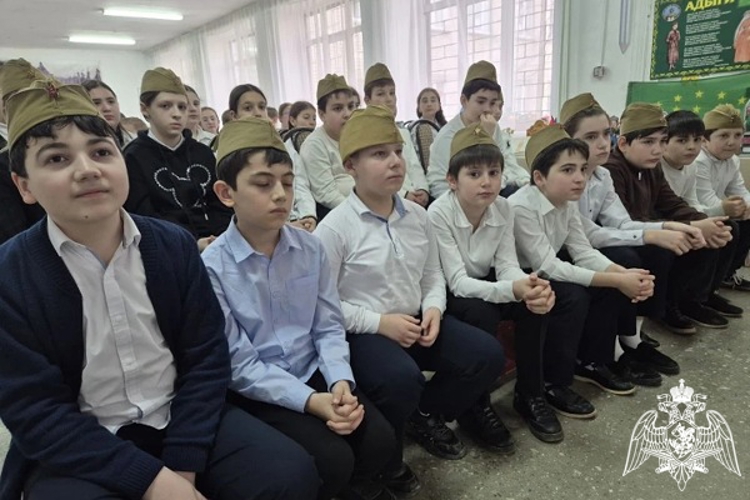 В Черкесске офицер Росгвардии провел урок Мужества