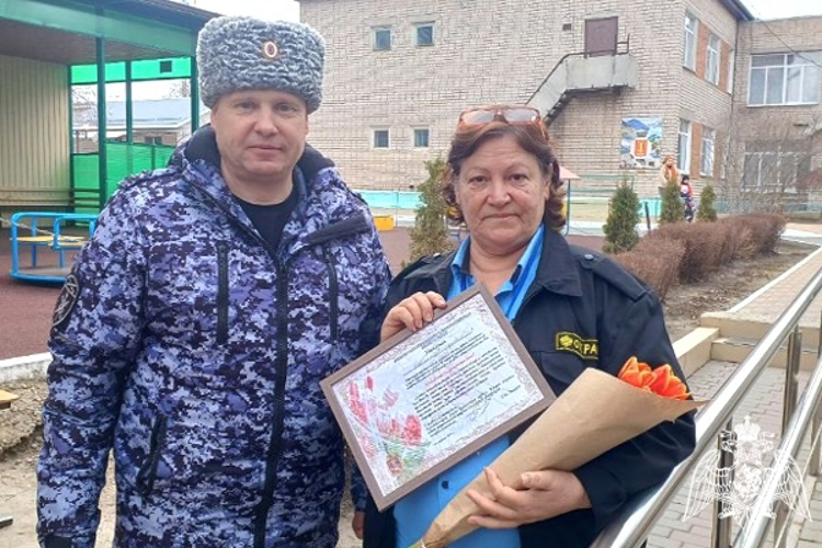 Росгвардейцы в Карачаево-Черкесии поздравили матерей и вдов погибших сослуживцев с 8 марта
