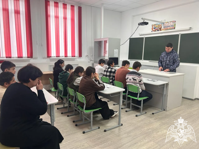 В Карачаево-Черкесии росгвардейцы продолжают цикл патриотических встреч с молодежью в рамках юбилея ведомства