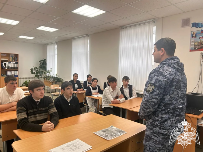 В Карачаево-Черкесии росгвардейцы продолжают цикл патриотических встреч с молодежью в рамках юбилея ведомства