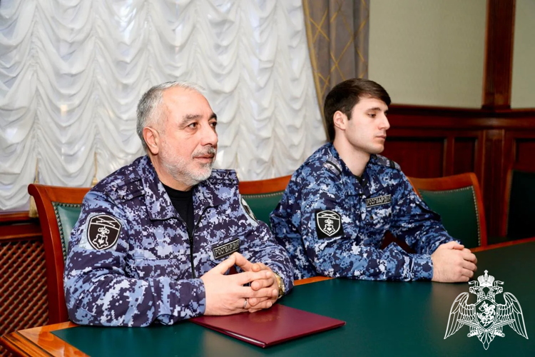 В Карачаево-Черкесии росгвардейцы продолжают цикл патриотических встреч с молодежью в рамках юбилея ведомства
