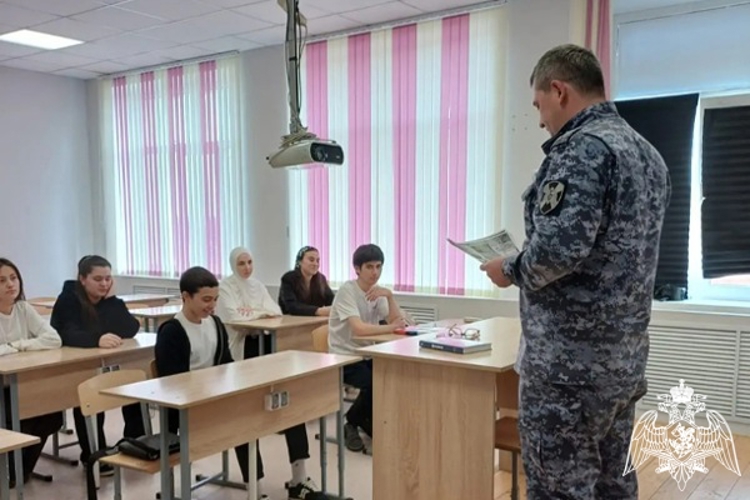 В Карачаево-Черкесии росгвардейцы провели профориентационную встречу со школьниками