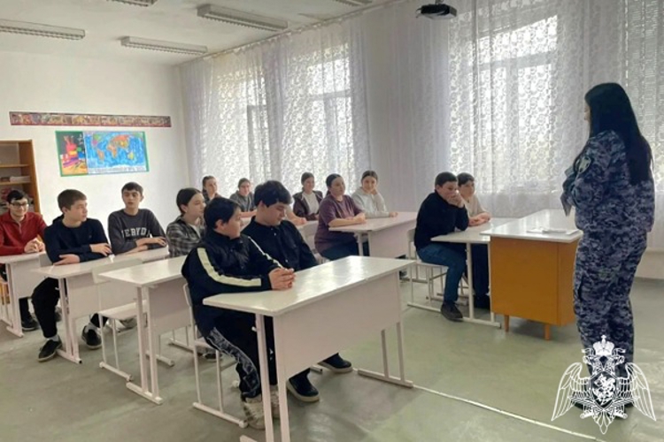 В Карачаево-Черкесии росгвардейцы провели профориентационную встречу со школьниками