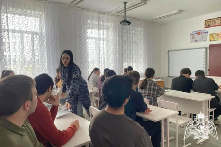 В Карачаево-Черкесии росгвардейцы провели профориентационную встречу со школьниками