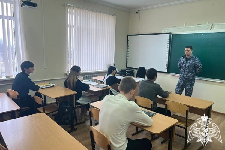 В Карачаево-Черкесии росгвардейцы провели профориентационную встречу со школьниками