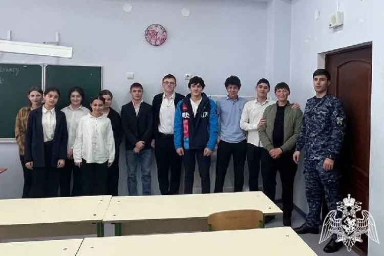 В Карачаево-Черкесии росгвардейцы продолжают проводить патриотические встречи с молодёжью региона