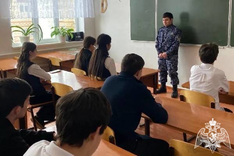 В Карачаево-Черкесии росгвардейцы продолжают проводить патриотические встречи с молодёжью региона