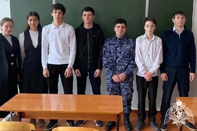 В Карачаево-Черкесии росгвардейцы продолжают проводить патриотические встречи с молодёжью региона
