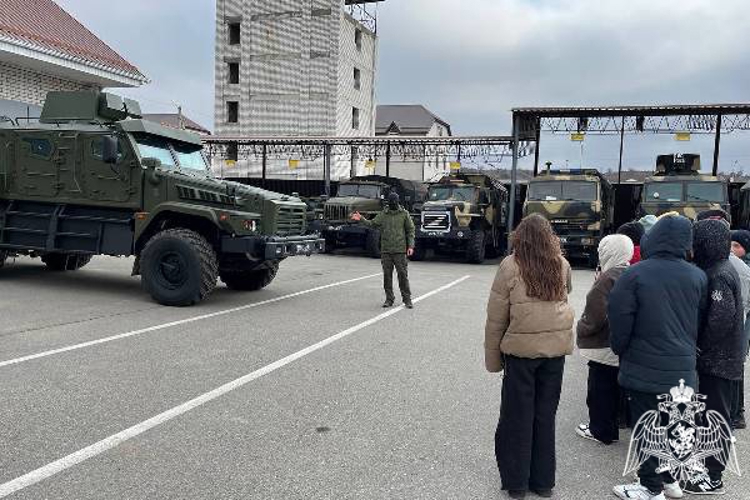 В Карачаево-Черкесии росгвардейцы продолжают проводить патриотические встречи с молодёжью региона