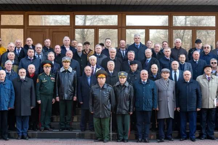 Генерал-полковник Юрий Аверин вручил ведомственные награды ветеранам войск в преддверии 10-летия Росгвардии