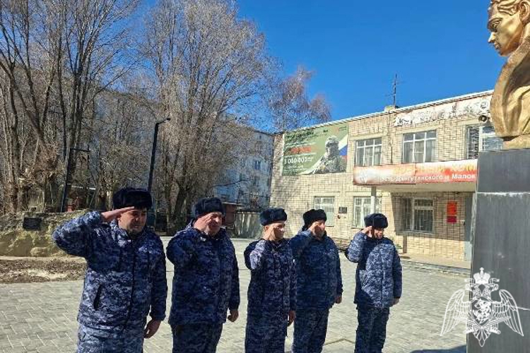 Росгвардейцы почтили память Героя России Евгения Остроухова в Карачаево-Черкесии