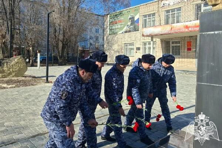 Росгвардейцы почтили память Героя России Евгения Остроухова в Карачаево-Черкесии