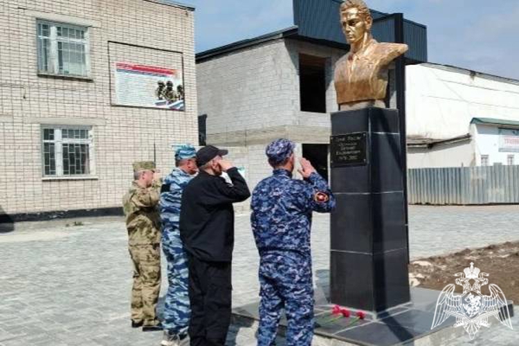 Росгвардейцы почтили память Героя России Евгения Остроухова в Карачаево-Черкесии