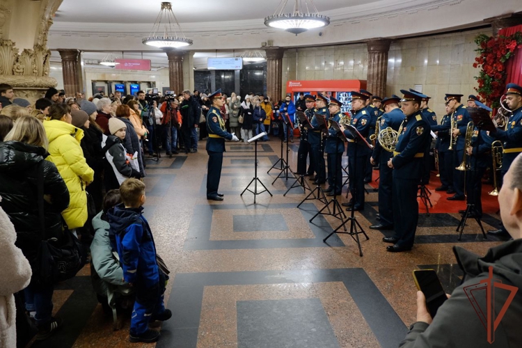 Военные музыканты Росгвардии поздравили женщин с 8 марта в Московском метрополитене