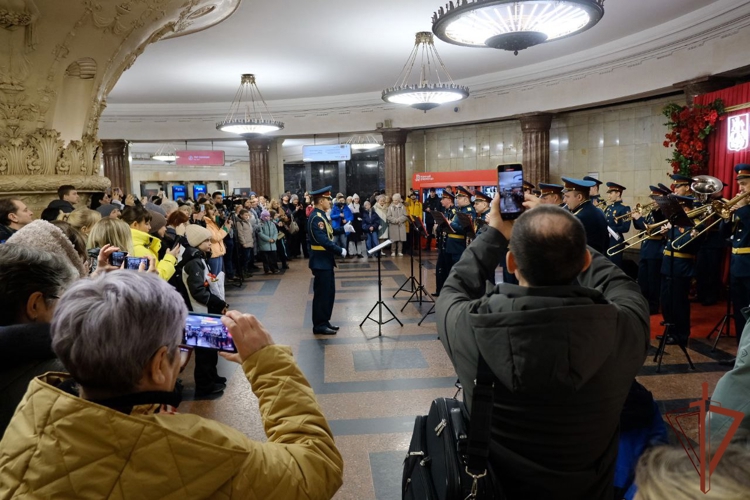 Военные музыканты Росгвардии поздравили женщин с 8 марта в Московском метрополитене