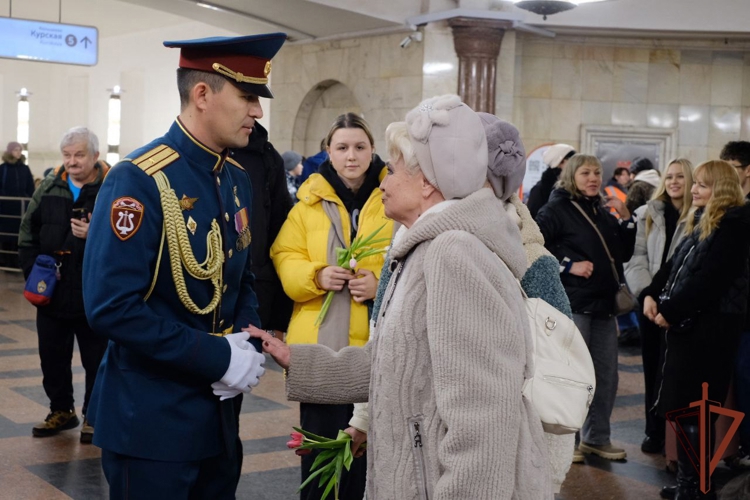 Военные музыканты Росгвардии поздравили женщин с 8 марта в Московском метрополитене