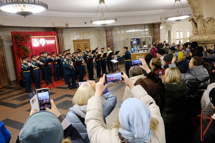 Военные музыканты Росгвардии поздравили женщин с 8 марта в Московском метрополитене