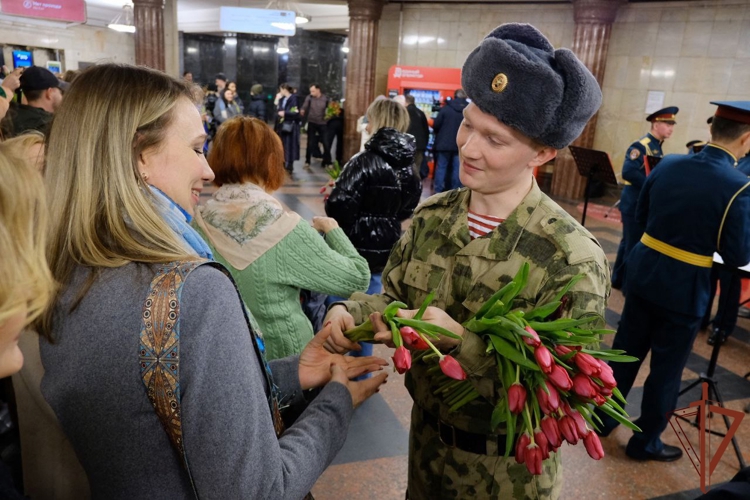 Военные музыканты Росгвардии поздравили женщин с 8 марта в Московском метрополитене