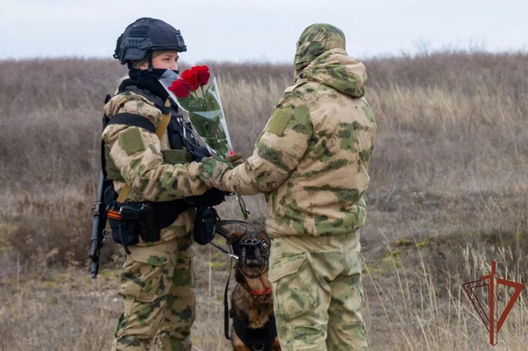  Росгвардейцы поздравили женщин-военнослужащих и сотрудников ведомства, выполняющих задачи специальной военной операции