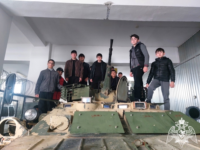 Сотрудники ОМОН Росгвардии провели День открытых дверей для школьников Карачаево-Черкесии