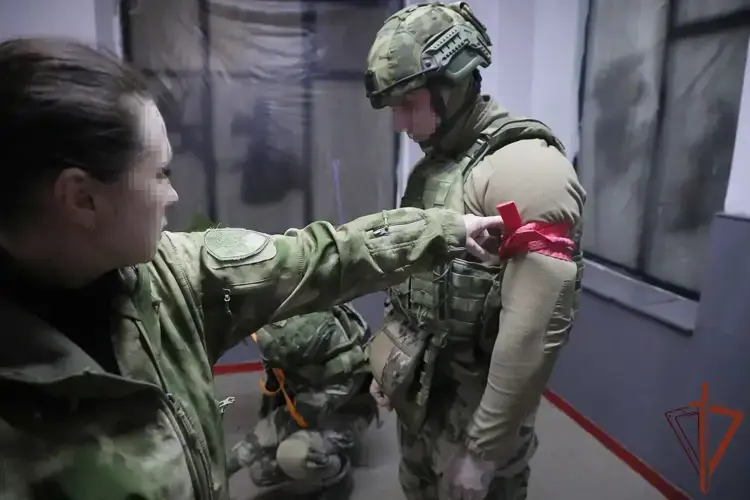 Медицинские специалисты Росгвардии встречают профессиональный праздник на передовой в зоне СВО