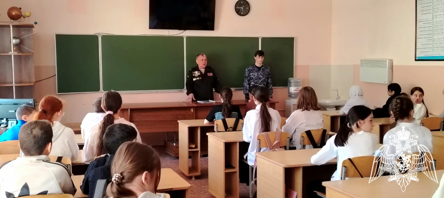 В Карачаево-Черкесии ветеран Росгвардии провел урок Мужества для школьников региона