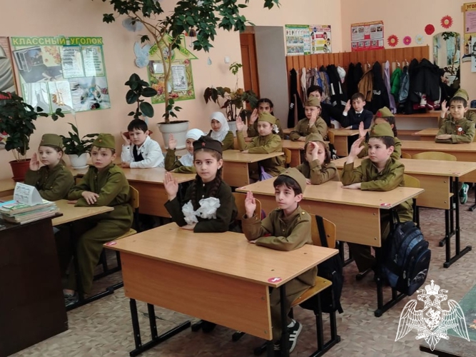 Сотрудники и ветераны Росгвардии провели тематическую встречу со школьниками 