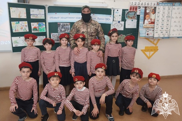 Сотрудник ОМОН «Мустанг» Росгвардии встретился со школьниками региона