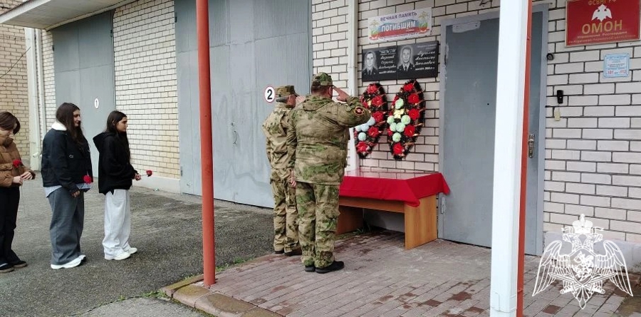 Сотрудники ОМОН Росгвардии провели День открытых дверей для школьников Карачаево-Черкесии