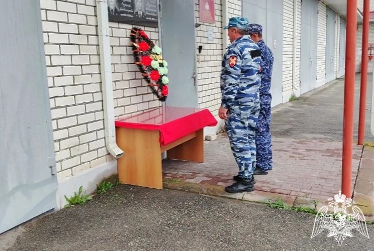 Сотрудники ОМОН Росгвардии провели День открытых дверей для школьников Карачаево-Черкесии