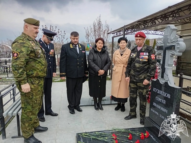 В Карачаево-Черкесии ветераны Росгвардии почтили память подполковника милиции в отставке Сергея Кузнецова 