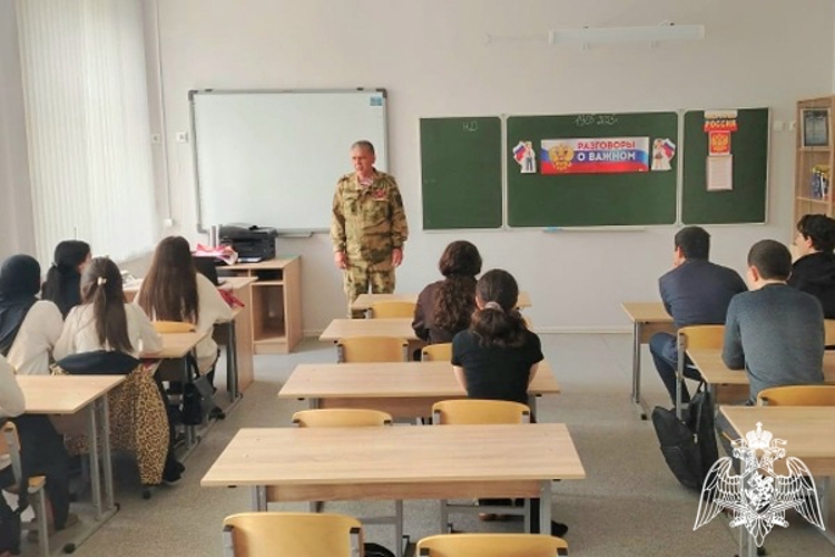 Ветеран Росгвардии встретился со школьниками Карачаевского района 