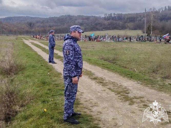 Правопорядок на Радоницу  обеспечили сотрудники Росгвардии в Карачаево - Черкесии 