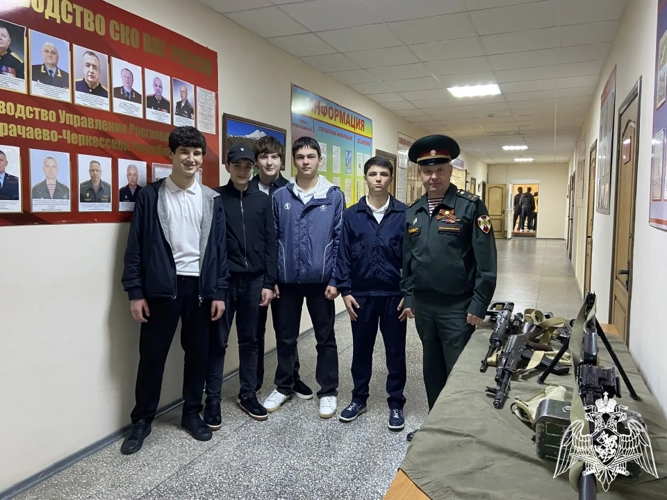 В Карачаево-Черкесии росгвардейцы провели для школьников День открытых дверей