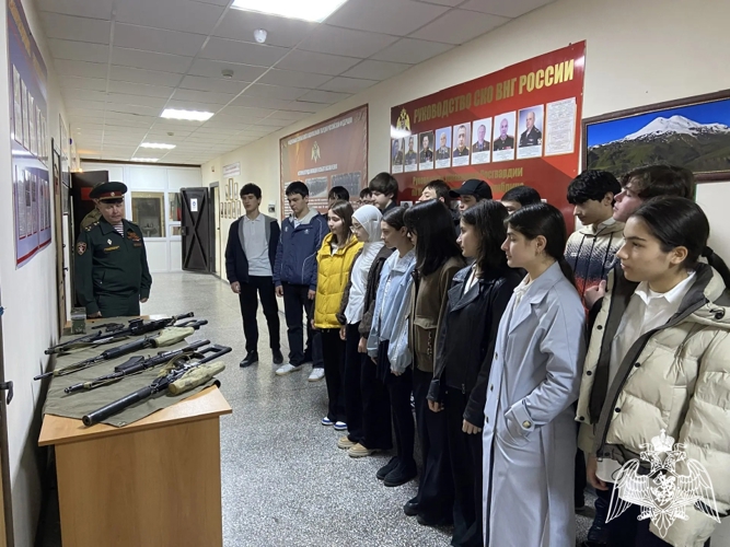 В Карачаево-Черкесии росгвардейцы провели для школьников День открытых дверей