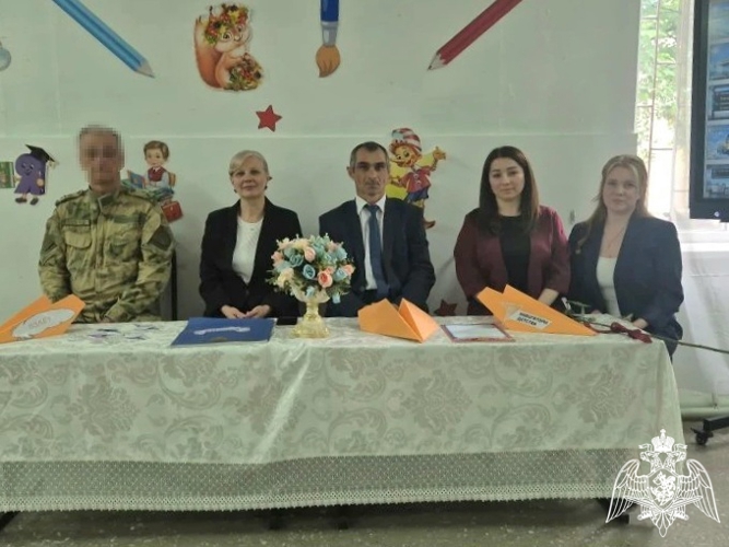 В Карачаево-Черкесии сотрудник Росгвардии провел профилактическую встречу со школьниками