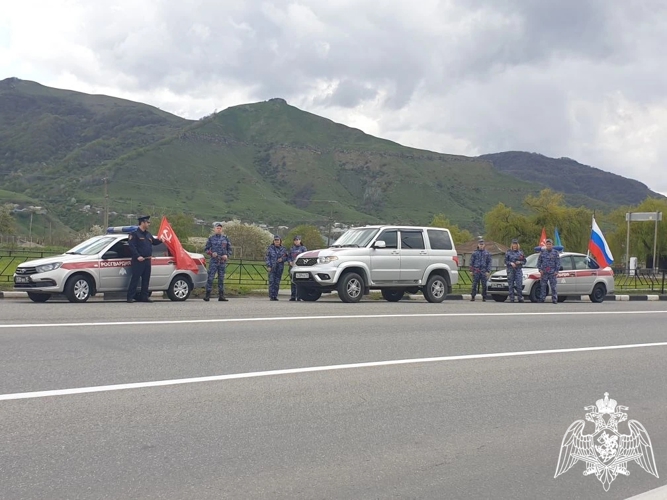 В Карачаево - Черкесии сотрудники Росгвардии провели автопробег, приуроченный ко Дню Победы