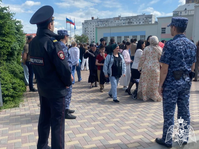 В Карачаево-Черкесии росгвардейцы обеспечили правопорядок на торжественных линейках