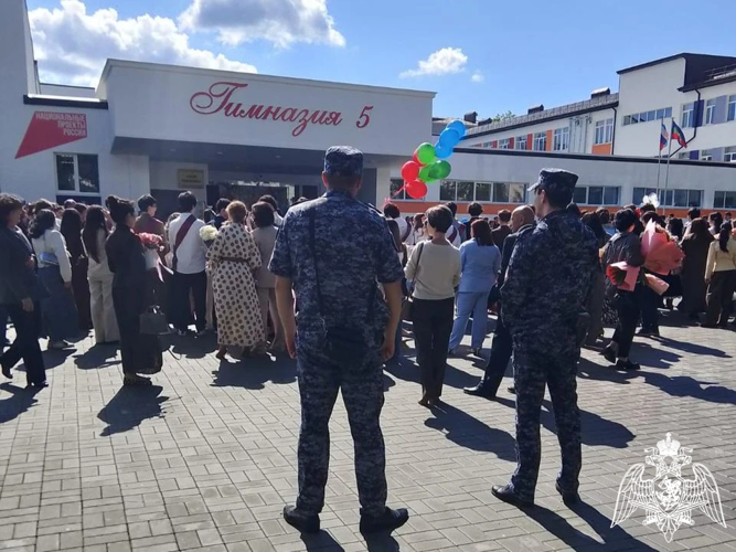 В Карачаево-Черкесии росгвардейцы обеспечили правопорядок на торжественных линейках