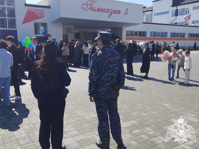 В Карачаево-Черкесии росгвардейцы обеспечили правопорядок на торжественных линейках