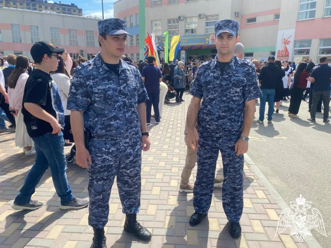 В Карачаево-Черкесии росгвардейцы обеспечили правопорядок на торжественных линейках