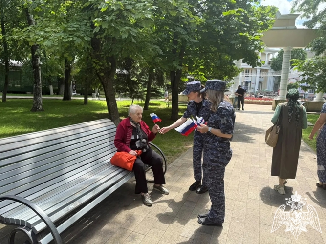 В Карачаево-Черкесии росгвардейцы участвуют во всероссийской акции  «Российский триколор»