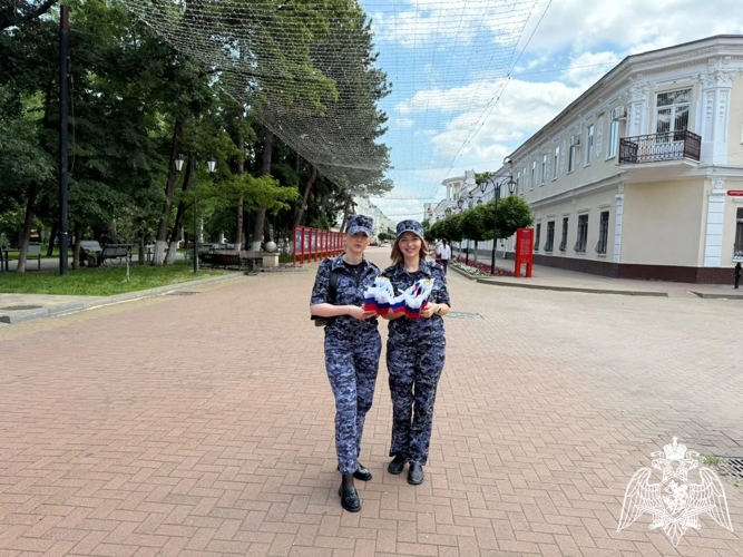 В Карачаево-Черкесии росгвардейцы участвуют во всероссийской акции  «Российский триколор»