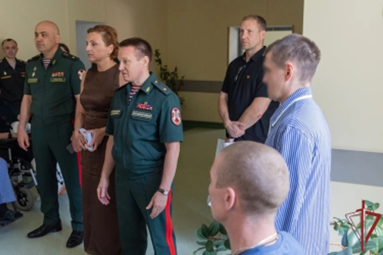 Представители центрального аппарата Росгвардии совместно с АНО «Победоносец» поздравили раненых бойцов с Днем России в Главном госпитале ведомства