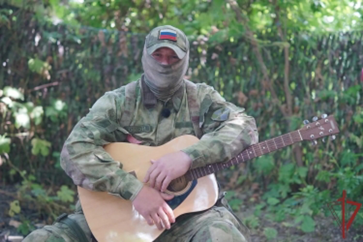 В честь Дня семьи, любви и верности боец спецназа Росгвардии, выполняющий служебно-боевые задачи в ДНР, записал песню о сыне
