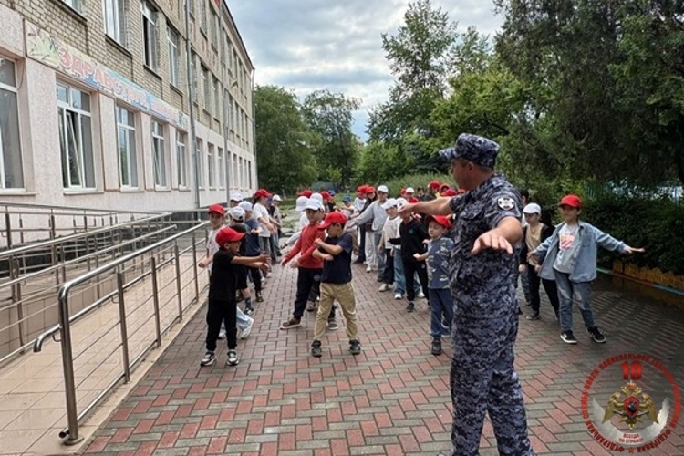 Сотрудники Росгвардии провели утреннюю зарядку для школьников Черкесска