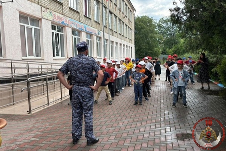 Сотрудники Росгвардии провели утреннюю зарядку для школьников Черкесска