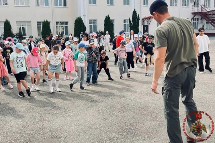 В Черкесске боец СОБР «Клинок» встретился с детьми из пришкольного лагеря 