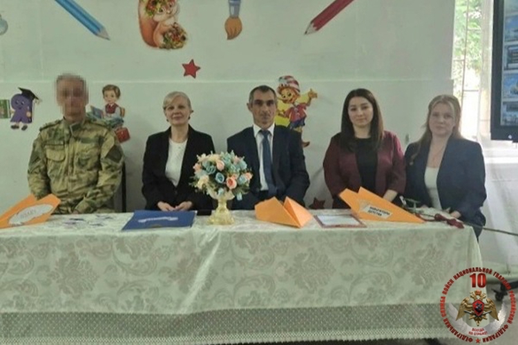 В Карачаево-Черкесии сотрудник Росгвардии провел профилактическую встречу со школьниками